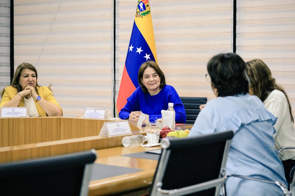 Gabrielasjr's tweet photo. Con las orientaciones del Presidente @NicolasMaduro realizamos la revisión a la agenda de trabajo:

📢1x10 del Buen Gobierno 
📚Bricomiles Salud y Educación 
🚺Gran Misión Venezuela Mujer 

Preparando las acciones para mejorar toda la gestión. El bienestar del pueblo venezolano es nuestra meta.

#CienciaParaLaVida
#SomosCompromisoPatrio

¡Por un país de todos y para todos!
