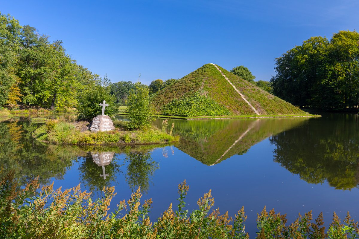 cottbus_info's tweet photo. Was ist ein #Tumulus? Ein Hügelgrab? Ein Grabhügel? Im Pückler-Park #Branitz seht ihr einen solchen Tumulus in Vollendung. Kommt nach #Cottbus, genießt das zarte Grün in Pücklers Park und lasst es euch im Restaurant "#Cavalierhaus," am Schloss gut gehen. https://t.co/Fd0udXUQOi https://t.co/ePNC7qwmuw