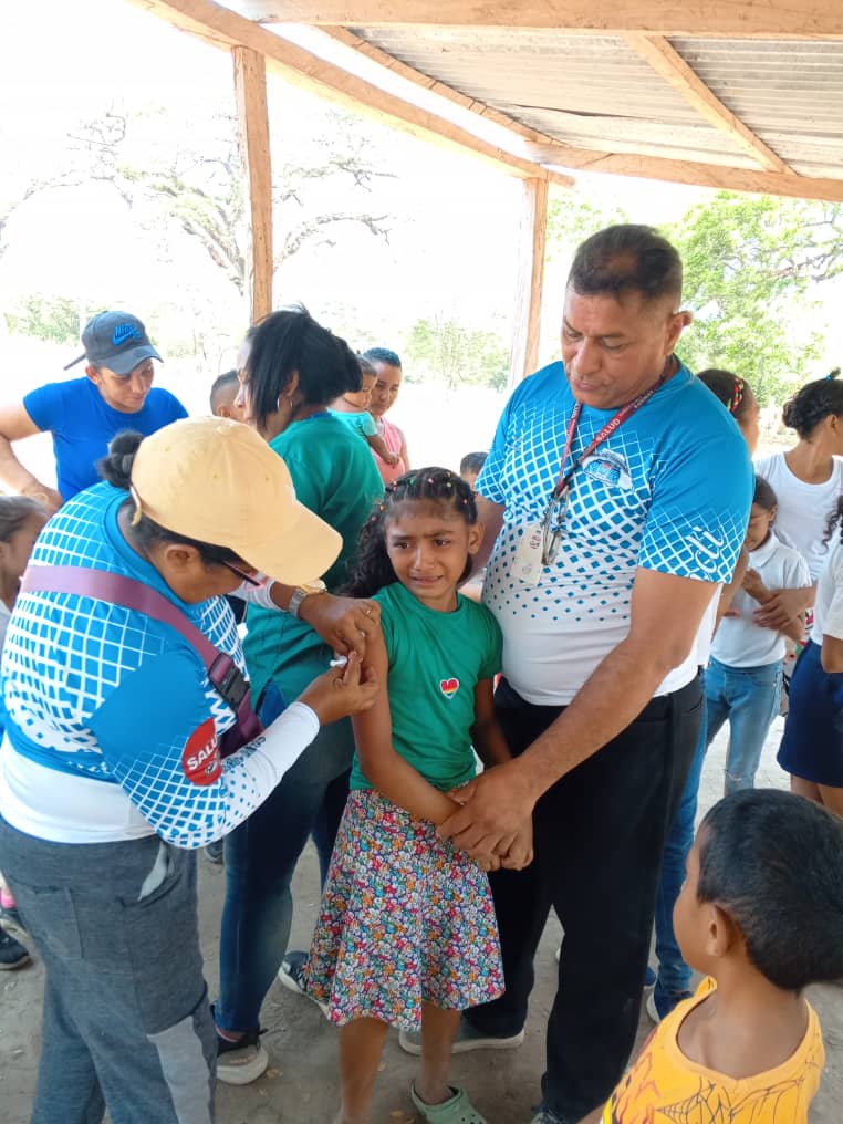 Dando cumplimiento a la tarea de proteger a la población de enfermedades, equipos de vacunación se movilizan a los caserios más apartados del municipio Arismendi. Fortaleciendo la medicina preventiva. 
#PrevenirEsMejorQueCurar
#JuntosPorCadaLatido❤️