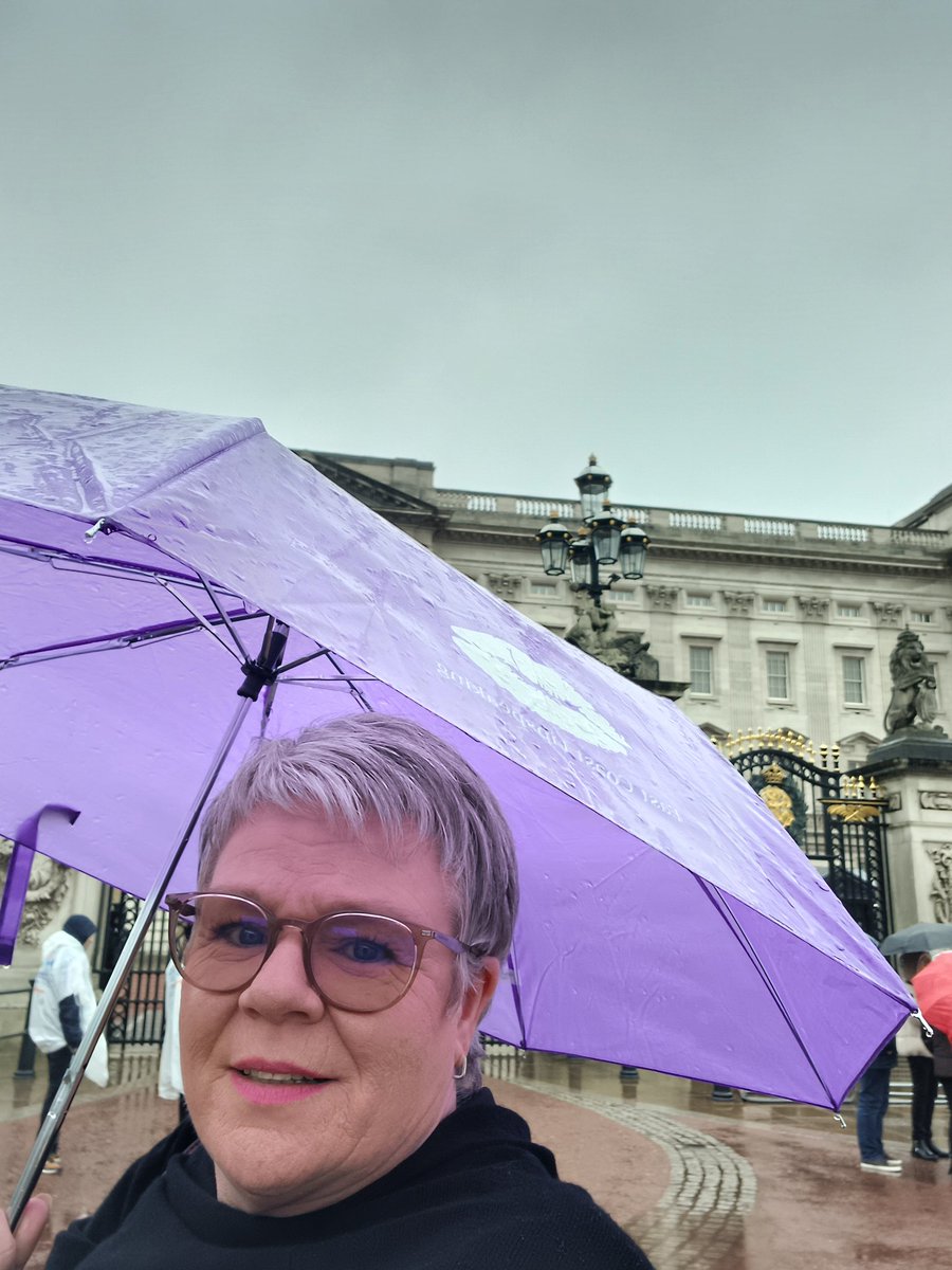 A rather wet but fantastic morning #Lipspeaking at Buckingham Palace. What an honour and privilege to support such an inspiring young lady & we got to meet HRH The Queen 👸 thanks to Woman of the World and @LipspeakerUK. Glad my brolly did its job well☺️☔️