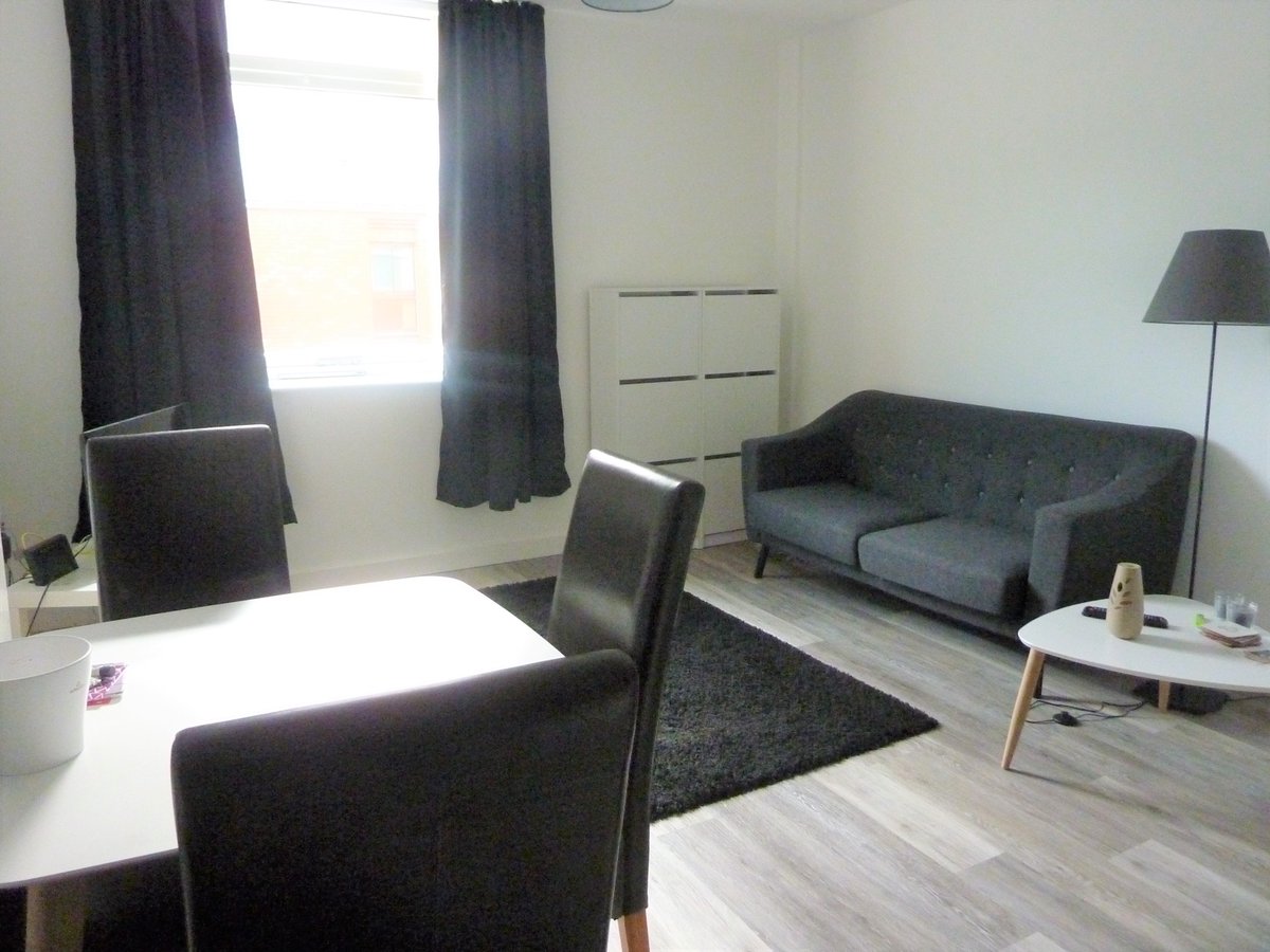 OCBNorthWest's tweet photo. APARTMENT TO LET: 
STOCKPORT TOWN CENTRE: 
RENT: £725.00 pcm. 
Reside in a contemporary style 1 bedroom first floor apartment. Allocated parking space. High-gloss kitchen with appliances. 0161 808 0010  https://t.co/7xxkHq4YOU
#rent #stockport #flat #tolet #home #oconnorbowden https://t.co/j3xaths2UQ