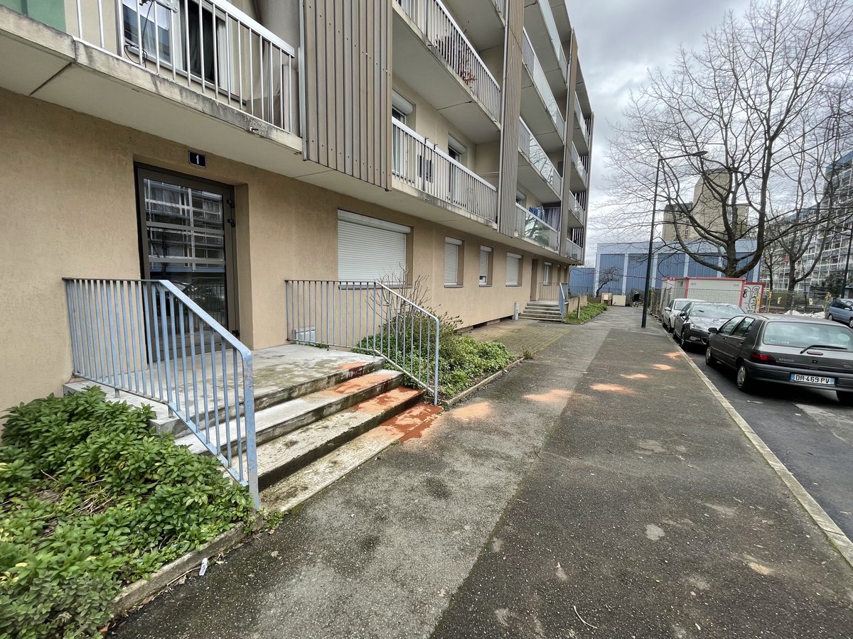 SamuelNohra's tweet photo. #Rennes un homme agressé à coups de couteau rue du Nivernais près de la dalle de Villejean. Touché à l’artère fémorale et pris en charge par le #Samu35 https://t.co/vSppC6lRjh