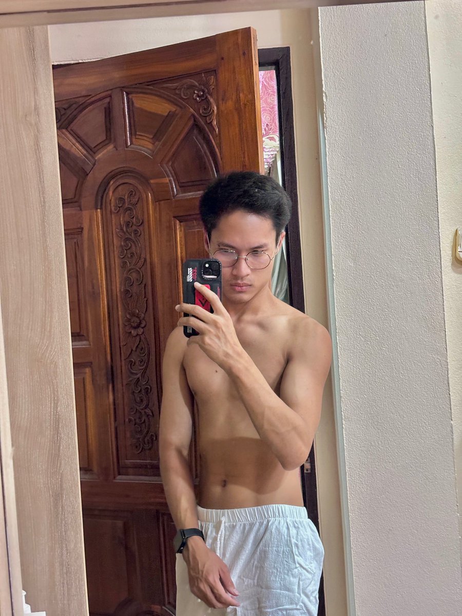 ax_chx88's tweet photo. อยากหุ่นดีเหมือนในรูป ตังจริงตัวเล็กมาก 165 cm 🥲 https://t.co/G6P688fuzv