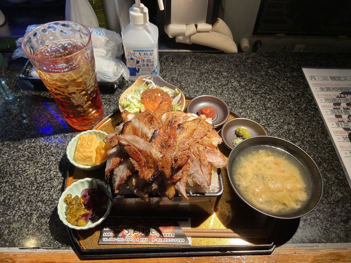 grimreapers21's tweet photo. 今日のお昼は聖地巡礼  
炭火串焼物語 SAKE  
金賞相模豚重定食(はいじぃ盛) 1200JPY  
物物は居酒屋で毎週月・火曜日だけランチ営業してるお店  
ブランド豚肉は柔らかくて風味最高✨  
並び必須だけどそれだけの価値あり👍  
美味しゅうございましたm(_ _)m  
#オモウマい店 #聖地巡礼 https://t.co/kEoQOtgELJ