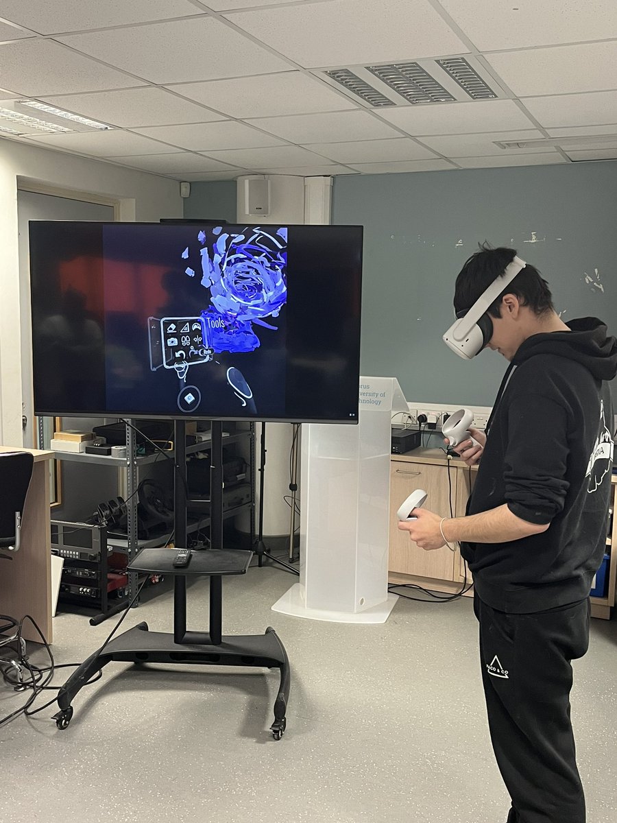 mariachristofo's tweet photo. My #ESP #Fine Arts students are creating their #multimodal compositions in immersive Virtual Reality through #OpenBrushVR, based on the pedagogy of “Design” for enhancing student meaning representations, and on the concept of #metalanguage for communicating their choices. https://t.co/S5lGivzJCe