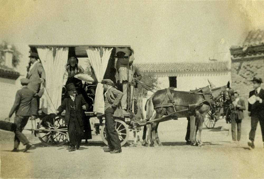 Fotografía de 1917 realizada por Eduardo Alameda Moral y compartida en #memoriadelosbarrios de #Madrid por María José Alameda Ruiz. Noss muestra la 'diligencia' que hacía el servicio de transporte de viajeros entre el entonces pueblo de #Aravaca y #Pozuelo.