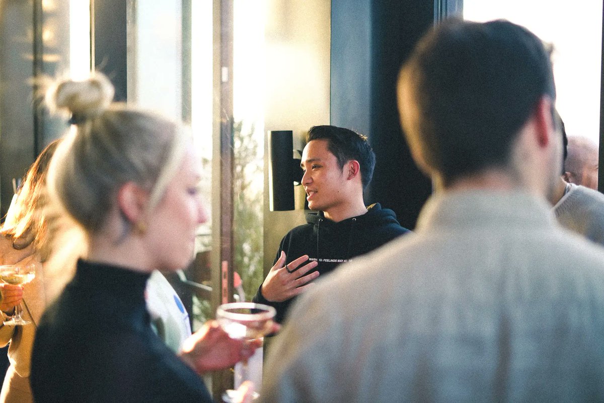 Andrew Yeung didn’t know ANYONE when he moved to the U.S. 3 years ago, so he started organizing 'tech parties'. Today, he's built a community of 25,000 founders and investors via his events. Here’s exactly how he built his network from scratch - and how you can too 👇 Before