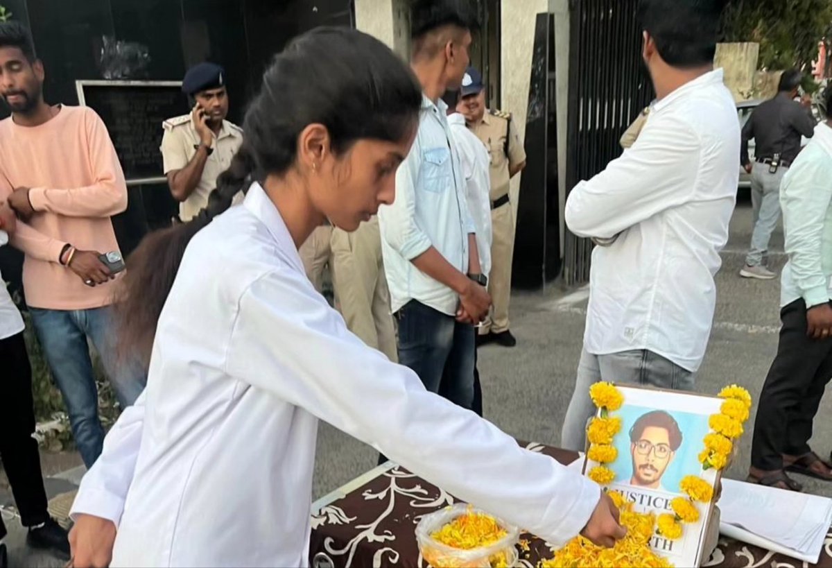 केरल में SFI गुंडों द्वारा वेटरनरी साइंस के द्वितीय वर्ष के विद्यार्थी स्व. जे.एस.सिद्धार्थ की षड्यंत्र पूर्वक की गई नृशंस हत्या तथा केरल की वामपंथी सरकार द्वारा उक्त संगठन को दिये जा रहे संरक्षण के विरोध में आज अखिल भारतीय विद्यार्थी परिषद जबलपुर महानगर द्वारा वेटरनरी