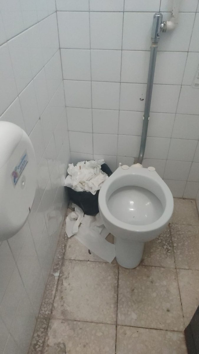 aaeuterpe's tweet photo. Buenas tardes! Parece que la @AndaluciaJunta  se ha vuelto a olvidar de nosotros: esta vez llevamos ya 1 mes sin personal de limpieza y como veis en las imágenes el Conservatorio Superior de Musica de Málaga empieza a parecer una pocilga. Agradecemos difusión. https://t.co/8IsKp97feh