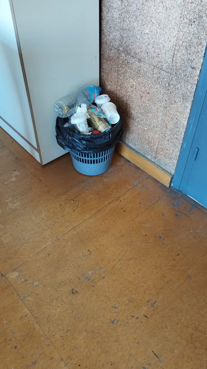 aaeuterpe's tweet photo. Buenas tardes! Parece que la @AndaluciaJunta  se ha vuelto a olvidar de nosotros: esta vez llevamos ya 1 mes sin personal de limpieza y como veis en las imágenes el Conservatorio Superior de Musica de Málaga empieza a parecer una pocilga. Agradecemos difusión. https://t.co/8IsKp97feh