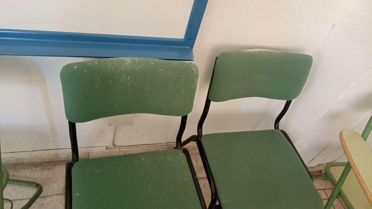 Buenas tardes! Parece que la <a href="/AndaluciaJunta/">Junta de Andalucía</a>  se ha vuelto a olvidar de nosotros: esta vez llevamos ya 1 mes sin personal de limpieza y como veis en las imágenes el Conservatorio Superior de Musica de Málaga empieza a parecer una pocilga. Agradecemos difusión.