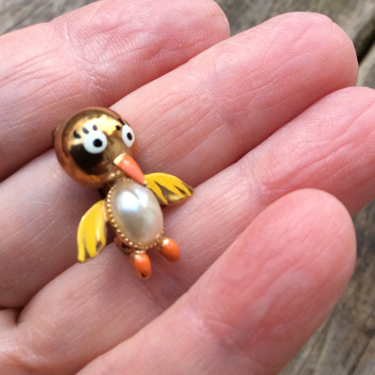 GothicGlass's tweet photo. CA$40.00
 #midcentury #easterbrooch #uglyduckling #babyduck #duckling #kitsch #pearls #jellybelly #vintagebrooch 
CrowVanity Jewelry Etsy #etsy #etsycanada #etsyaccessories #etsyjewelry #etsyvintagejewelry #vintagejewelryforsale https://t.co/yAEAs2x5TQ https://t.co/g84LuHgemI