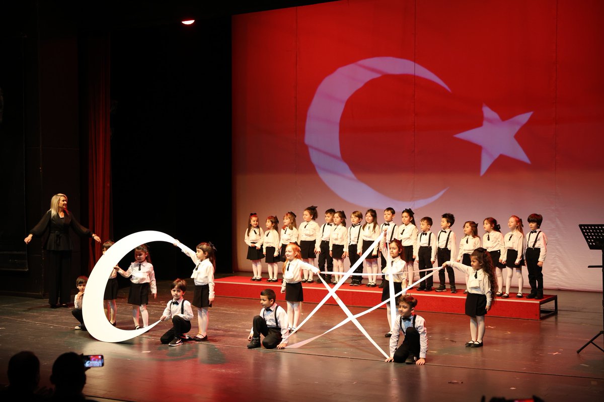 “Hakkıdır, hür yaşamış, bayrağımın hürriyet, 
Hakkıdır, Hakk'a tapan milletimin istiklâl!” 🇹🇷

Valimiz Sayın <a href="/orhantavli_/">Orhan Tavlı</a>, Cumhuriyet Başsavcısı Sayın Mehmet Sabri Kılıç, Vali Yardımcısı Fatih Cıdıroğlu, Sahil Güvenlik Karadeniz Bölge Komutanı Tuğamiral Ahmet Bahadır, İl Jandarma