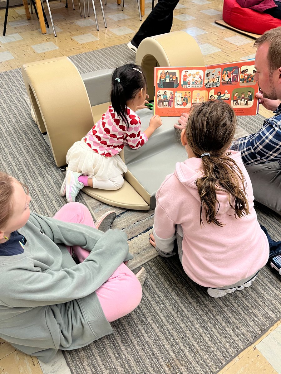 HWSF_Huskies's tweet photo. Our Grade 5 students started a new partnership with our YMCA Pre-K students today! Grade 5 students are paired up with a Pre-K student and will spend half an hour, twice a month reading to their new buddy! 🐾 📚 https://t.co/s3CNtLS1lf