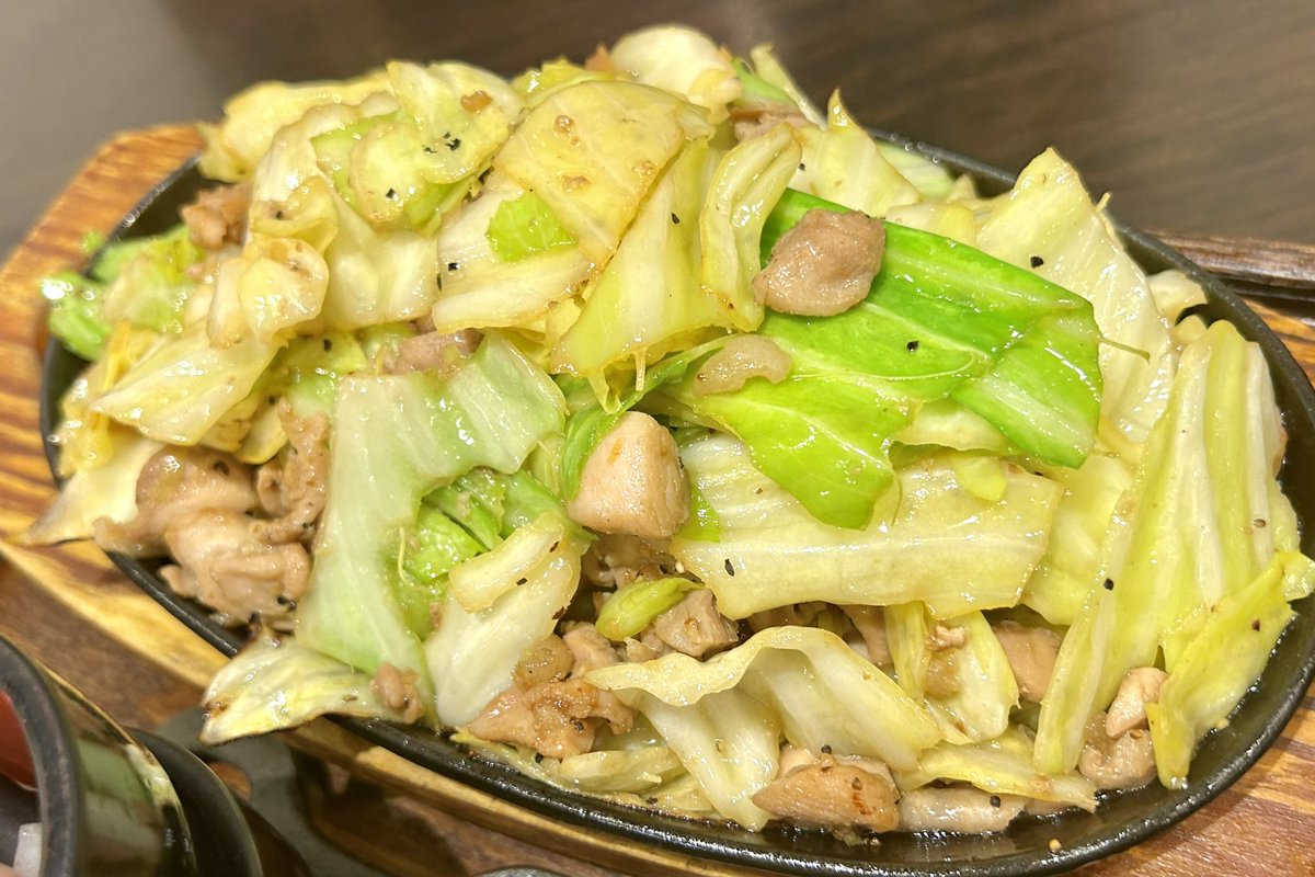 gourmet_nagoya's tweet photo. 大須にある『肉米 雄一飯店』は思わずヤミツキになる豚鉄板の人気店！

会員登録をすると牛鉄板、鶏鉄板、モツ鉄板もオーダー可能で、お肉の旨味とキャベツのシャキシャキ感がご飯と相性抜群

豊富な調味料、生卵、とろろなどを組み合わせて自分好みにアレンジできるのも魅力です！ https://t.co/tPvMvld9mO