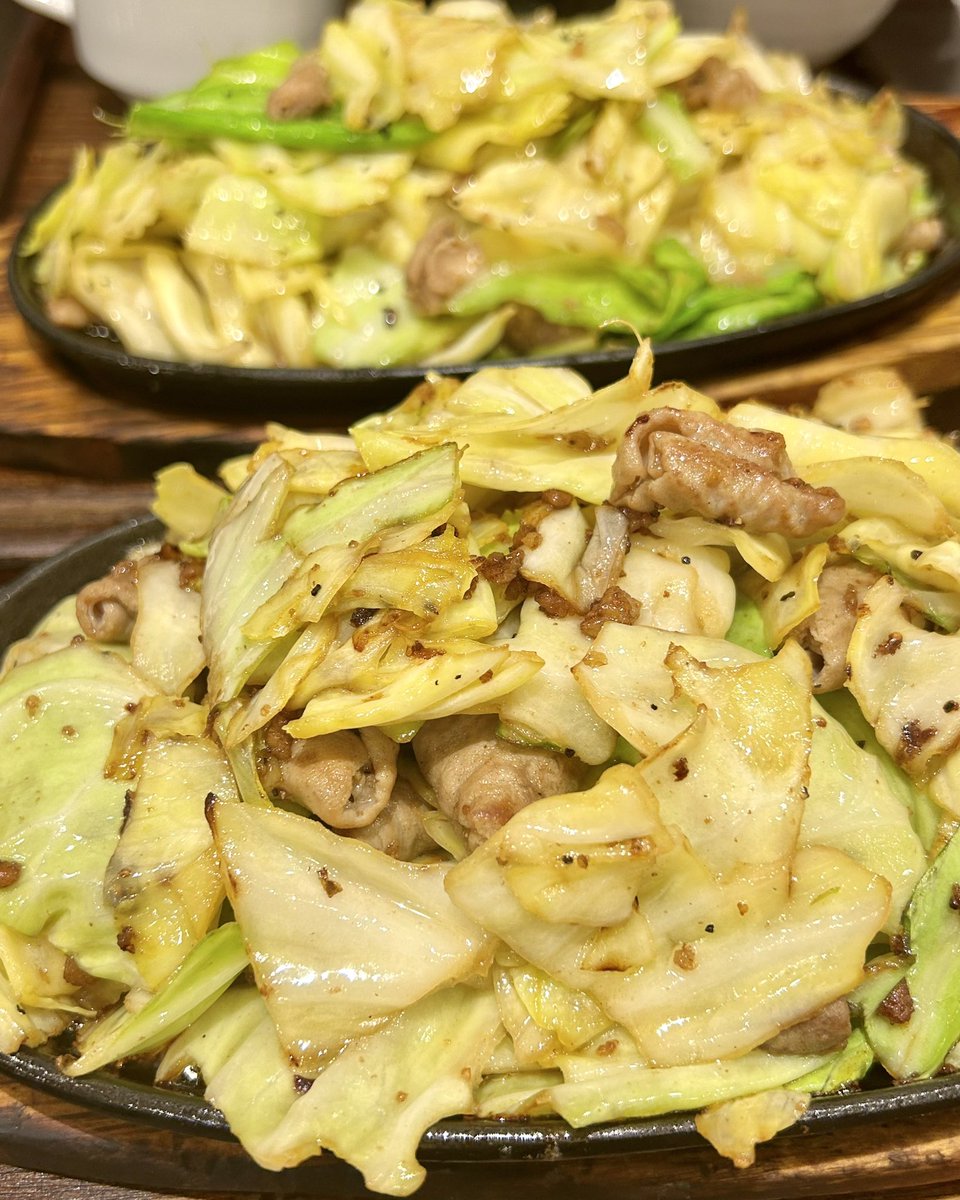 gourmet_nagoya's tweet photo. 大須にある『肉米 雄一飯店』は思わずヤミツキになる豚鉄板の人気店！

会員登録をすると牛鉄板、鶏鉄板、モツ鉄板もオーダー可能で、お肉の旨味とキャベツのシャキシャキ感がご飯と相性抜群

豊富な調味料、生卵、とろろなどを組み合わせて自分好みにアレンジできるのも魅力です！ https://t.co/tPvMvld9mO