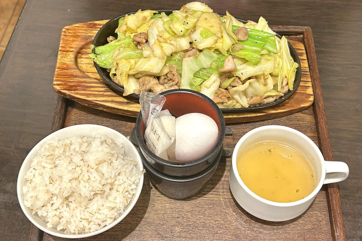 gourmet_nagoya's tweet photo. 大須にある『肉米 雄一飯店』は思わずヤミツキになる豚鉄板の人気店！

会員登録をすると牛鉄板、鶏鉄板、モツ鉄板もオーダー可能で、お肉の旨味とキャベツのシャキシャキ感がご飯と相性抜群

豊富な調味料、生卵、とろろなどを組み合わせて自分好みにアレンジできるのも魅力です！ https://t.co/tPvMvld9mO
