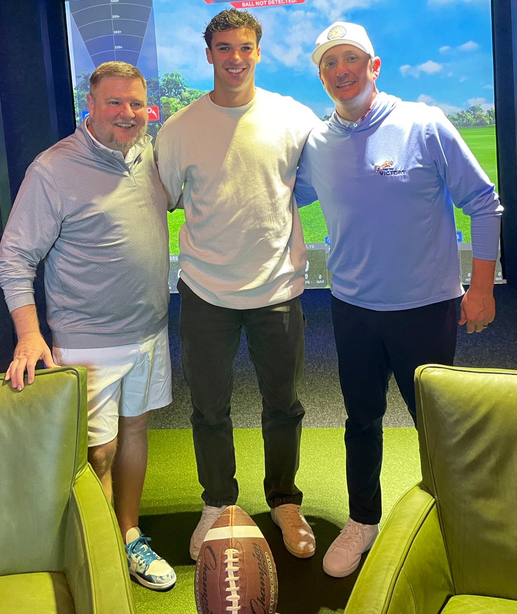 dadbodgolfpod's tweet photo. You never know who’s gonna stop by at @bunkersauburn &amp; jump on the pod!!! Appreciate the visit @payton_thorne1 &amp; have a great Spring practice!!! 
#AlwaysStrokin https://t.co/tl0VqPgKAI