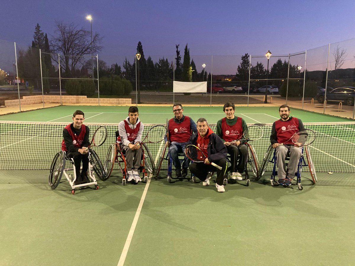 #escuela #fesv  #toledo
En <a href="/HNParaplejicos/">H. N. Parapléjicos</a> la  <a href="/FundacionESV/">Fundación Emilio Sánchez Vicario</a> sigue trabajando, ayudando a través del Deporte.
🎾El tenis en silla como terapia en el proceso de rehabilitación en lesiones pacientes: equilibrio y movilidad. 
🎥En imagen: Responsable Francisco Asensio y alumnado.