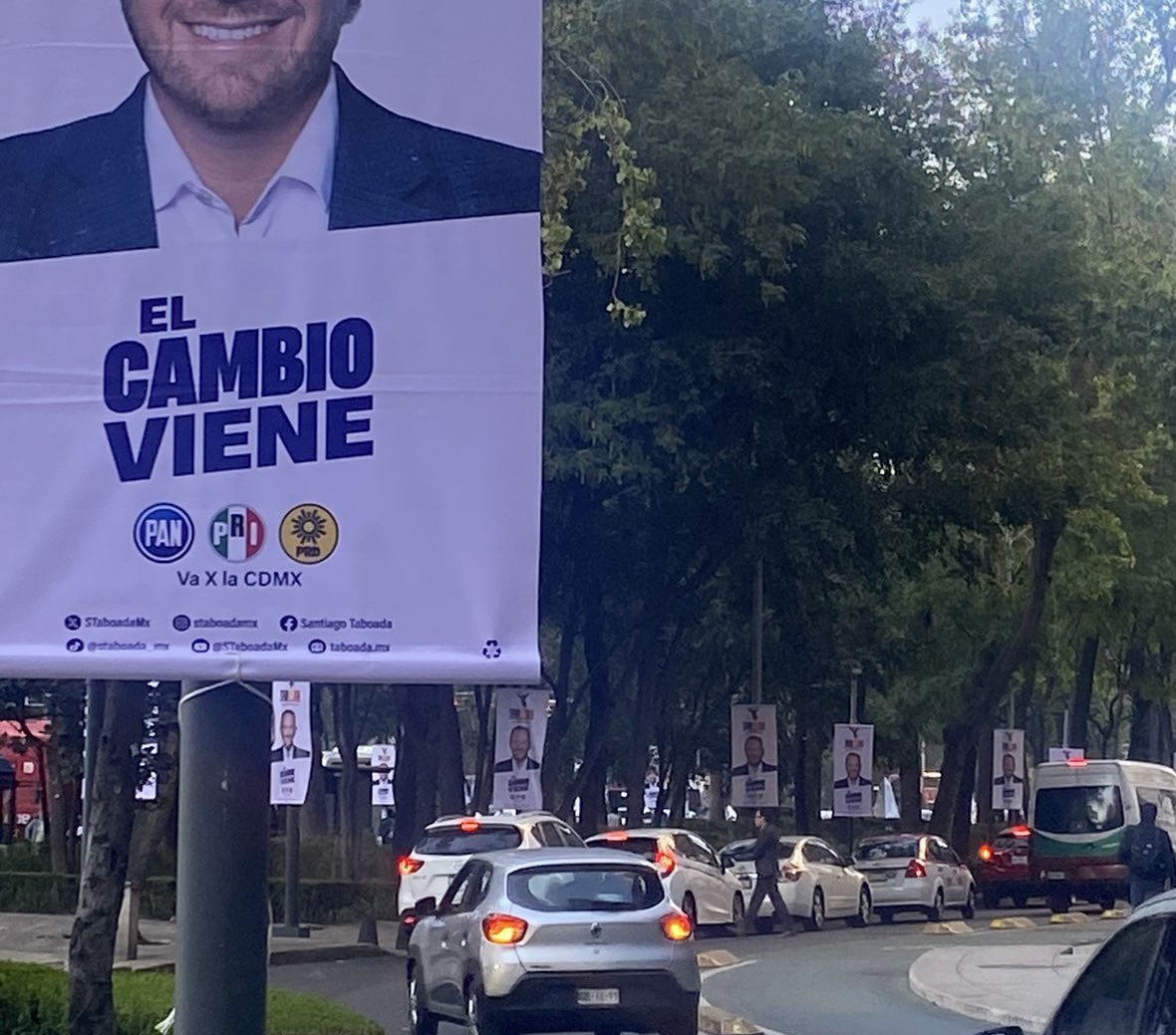 inconformecuau's tweet photo. Así la basura en cada poste de Paseo de la Reforma de @STaboadaMx….que tristeza y coraje que se usen recursos para esto y no para  cosas que beneficien a tod@s. ¡Buen dia! https://t.co/tEFORAkvJI