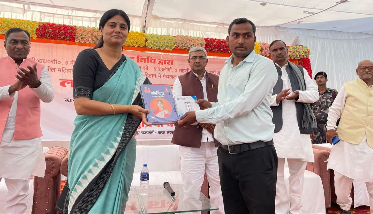 AnupriyaSPatel's tweet photo. आज मिर्ज़ापुर के “ज़िला-स्तरीय कार्यकर्ता सम्मेलन” में उपस्थित पार्टी पदाधिकारियों एवं कार्यकर्ताओं को आगामी लोकसभा चुनाव हेतु कमर कसने ��ा आह्वान किया। https://t.co/JcFwC8gdXM