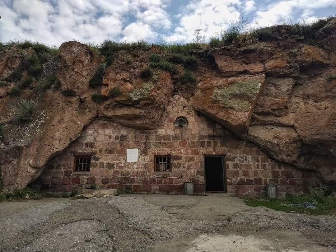 armenia's tweet photo. 🇦🇲The Cave of Zaga is situated within a rock at the northern edge of village of Sarnakhbyur in Shirak region.
💦 This cave is renowned for its cool, healing spring waters, and it is the resting place of the relics of St. Gregory the Illuminator.
#exploreArmenia #exploreShirak https://t.co/gvgMAZWw2j