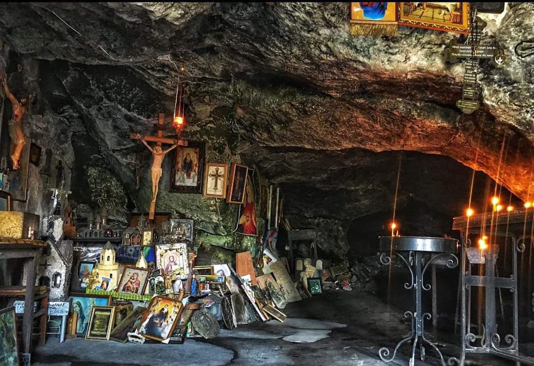 🇦🇲The Cave of Zaga is situated within a rock at the northern edge of village of Sarnakhbyur in Shirak region.

💦 This cave is renowned for its cool, healing spring waters, and it is the resting place of the relics of St. Gregory the Illuminator.

#exploreArmenia #exploreShirak