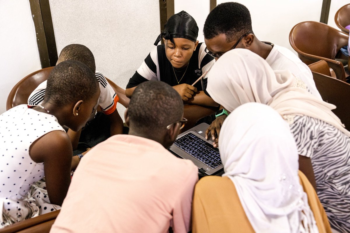 AdamMashak1's tweet photo. Katika kusheherekea siku ya Wanawake Duniani,nikiwa na Student from different school of different age from 12-17 nikiwaelekeza on what AI and Software it's @TeensInAI @VodacomTanzania @TigoTanzani @furqan @Nnauye_Nape
#makisatu #IWD24 https://t.co/HAiRhTRhL6