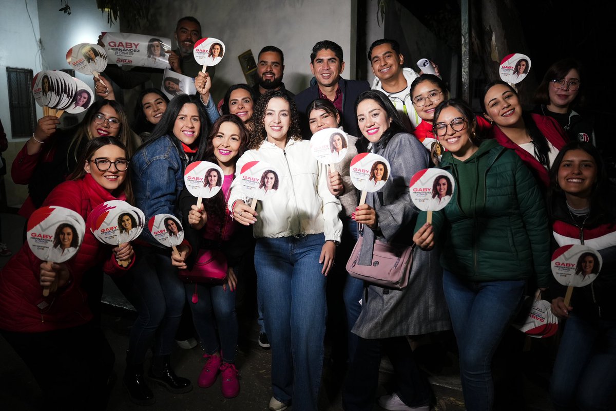 GabyHLopez's tweet photo. ¡Buenos días Durango! 🤩⚡️

Su cariño, alegría y las ganas que le ponen a su día se contagia. 

Ya tenemos las pilas bien llenitas.🔋 

#TuFuturoEsAQUÍ 💪🏻 https://t.co/D6HY6YPqia