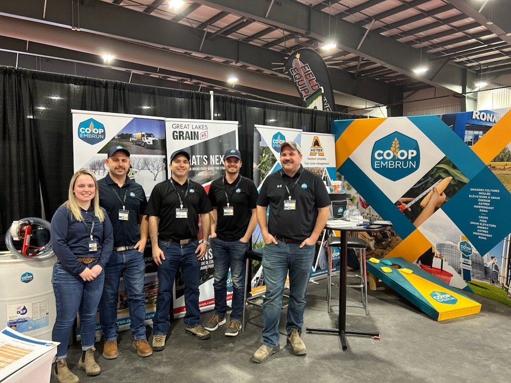 CsarDacemo's tweet photo. All set to receive the farmers and have fun at the Ottawa Valley Farm show! @ErikLafleche @ceilidhmacrae_ @AndreBazinet @CoopEmbrun @greatlakesgrain https://t.co/udUKMf8jfc