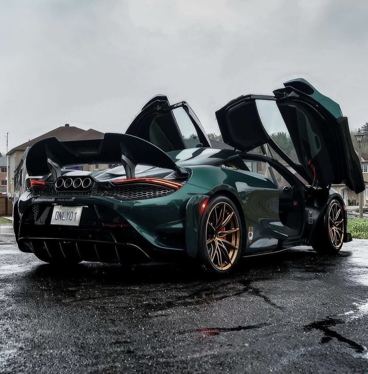 McLaren 765LT in MSO Dino Green