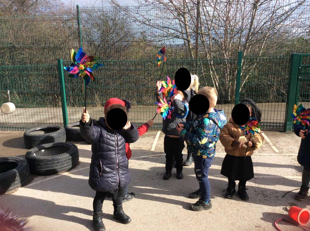 meadowvieweyfs's tweet photo. We have been exploring wind with pinwheels and blowing bubbles outside #jmatschools https://t.co/Asp6qXkM1M