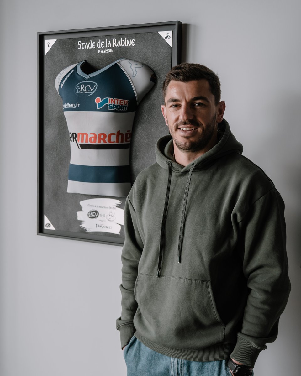 RugbyClubVannes's tweet photo. De passage en Bretagne, nous avons eu le plaisir d'avoir la visite d’𝘼𝙣𝙩𝙝𝙤𝙣𝙮 𝘽𝙤𝙪𝙩𝙝𝙞𝙚𝙧 figure historique du @RugbyClubVannes 😍

Un plaisir de te revoir parmi nous Antho💙

#FiertéBretonne https://t.co/Gv8yyyDwfh