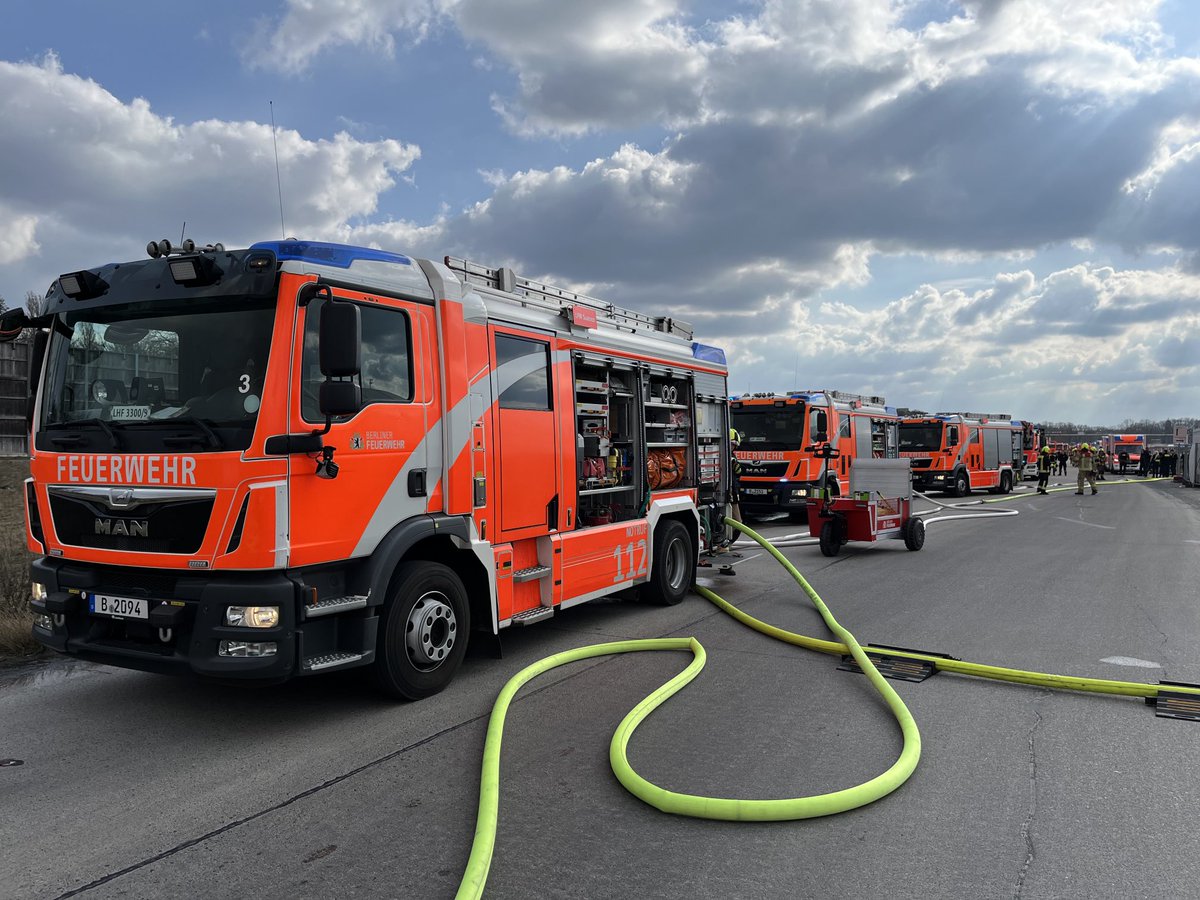 Berliner_Fw's tweet photo. Brand in #TXL: In der #Flüchtlingsunterkunft brannte ein Unterkunftszelt mit 1000 qm Fläche komplett ab. Menschen kamen nach bisherigem Stand glücklicherweise nicht zu Schaden. #Sichtung durch den RD läuft. PK vor Ort um 16 Uhr. https://t.co/8ay9EHZ21Y