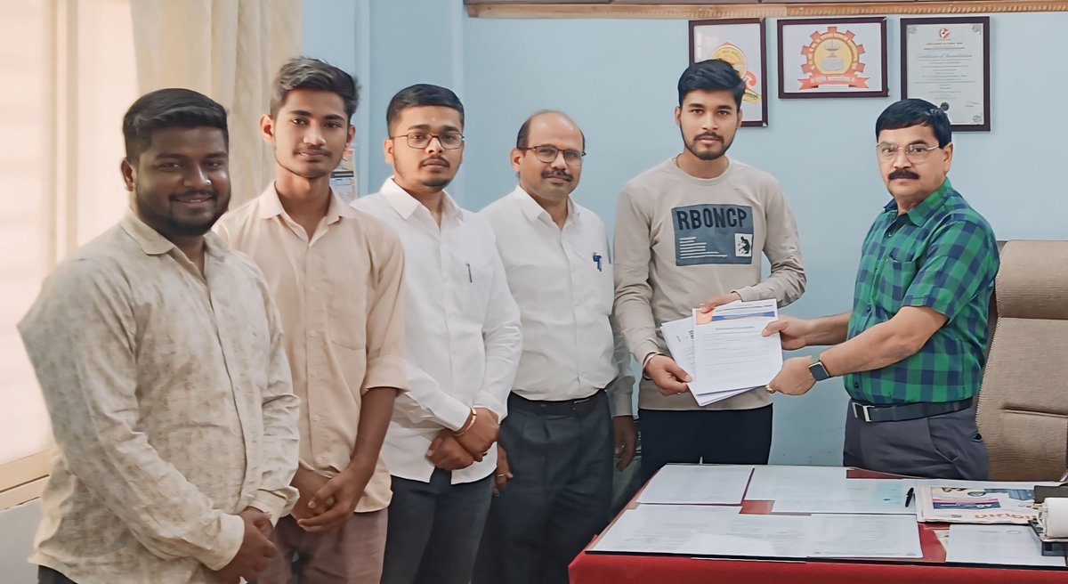 SfdDeogiriPrant's tweet photo. We are delighted to announce that a Memorandum of Understanding(MOU) has been signed between Students For Development(SFD) and M.D.Palesha Commerce College, Dhule.
 
The MoU was signed in the presence of Dr. Prabhakar Mahale (Principal, M.D.Palesha Commerce College, Dhule),
🧵१/२ https://t.co/c7uIcHdxrL