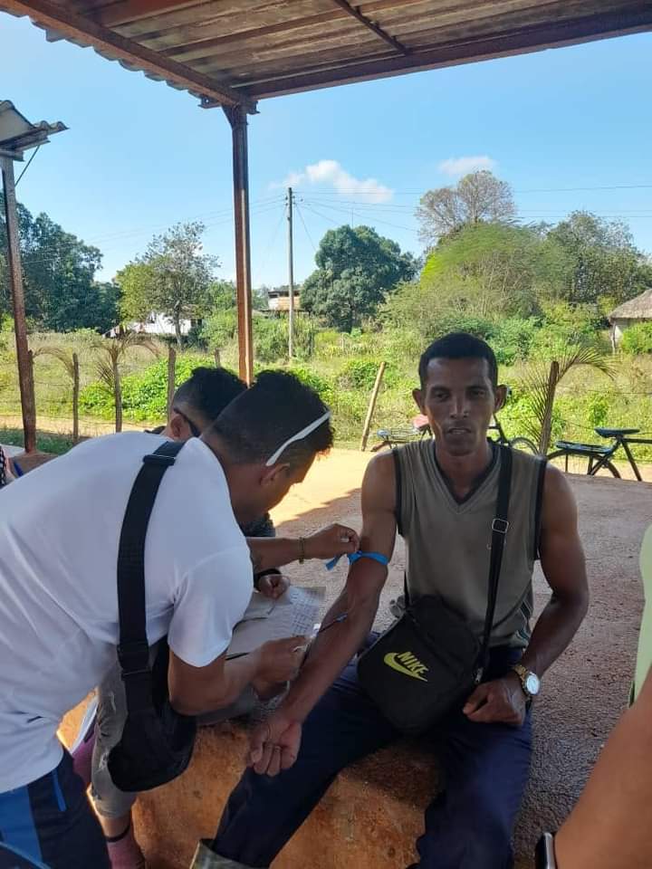 mariofsabines's tweet photo. 📍En una visita al barrio en transformación El Sordo en el municipio #Martí, la dirección de la asamblea y los actores involucrados en mejorar la calidad de vida de los pobladores de esta comunidad, participaron para brindar apoyo y atención al pueblo.
#MartiEnVictoria #Matanzas https://t.co/70GWusahph