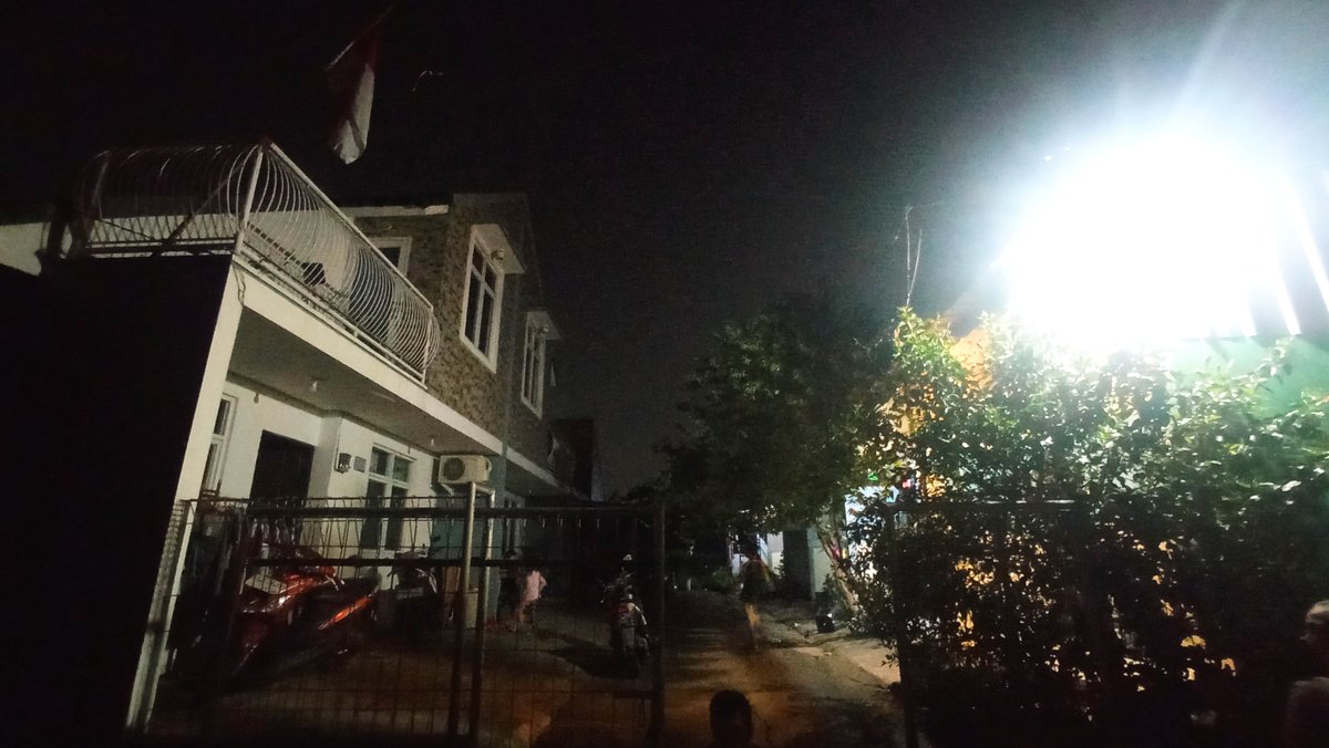 Kiri mati lampu, kanan nyala  .
📌 Kav. PLN Bekasi Selatan <a href="/pln_123/">PT PLN (Persero)</a>  <a href="/PLNJabar/">PLN Jabar</a>