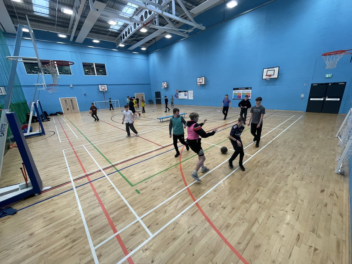 24 pupils at lunchtime basketball. Great to see the game growing again. Well done all @NewbattlePE