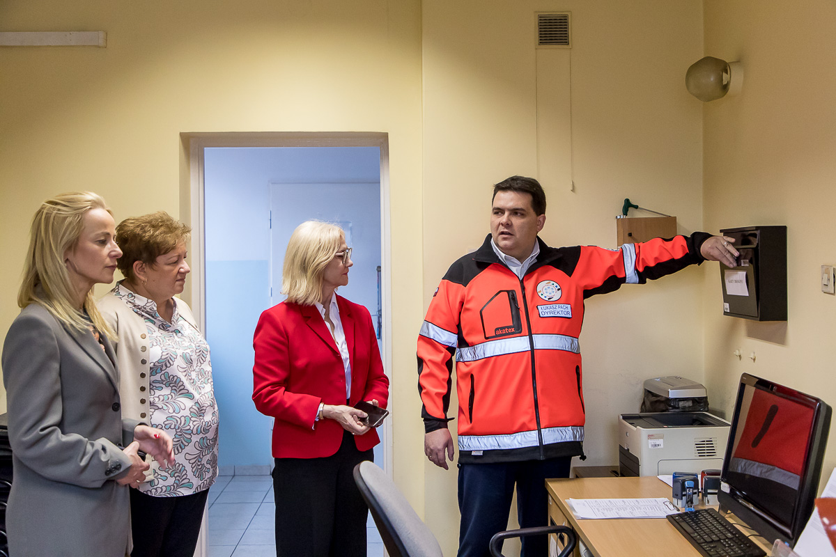 wprwkatowicach's tweet photo. Nasza Stacja Pogotowia Ratunkowego w Rudzie Śląskiej przejdzie ogromną metamorfozę 🚑🚨 Podczas konferencji dyr. @lukpach w obecności wicemarszałek  #AnnaJedynakRykała oraz wiceprzewodniczącej @KoUrszula przedstawił szczegółowe informacje dotyczące inwestycji  #Śląskie @JakubChe https://t.co/mpJ9SWBR26