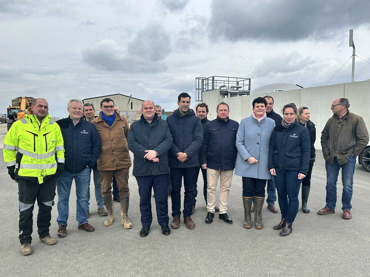 #Agriculture | Frédéric Rose <a href="/Prefet78/">Préfet des Yvelines 🇫🇷</a> a visité l’exploitation des Chênes à Sonchamp.
🚜 Rencontre et échanges avec l’exploitant Christophe Robin.

✅ L’exploitation agricole est représentative de la diversité des productions en grandes cultures : #céréales (blé, maïs, orge),