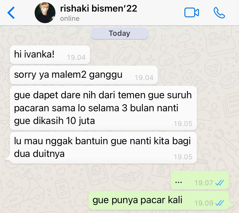 lavteria's tweet image. udah hampir 3 bulan sekelas, gapernah ngobrol cuma saling save kontak dan followan instagram, eh tiba-tiba dichat begini

#bambyeol few tweets au