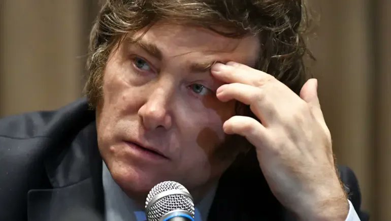 VHMok's tweet image. "HAY UNA CIERTA FASCINACIÓN EN EL FRACASO"

Lo hicimos colectivamente. Hay una cierta fascinación en el fracaso. No nos dimos cuenta de que íbamos a dañar hasta la Coca-Cola. ¿Todo va mejor? Ni con Coca-Cola, porque si no la bebemos rápido, se pudre. No la venden, lanzan…