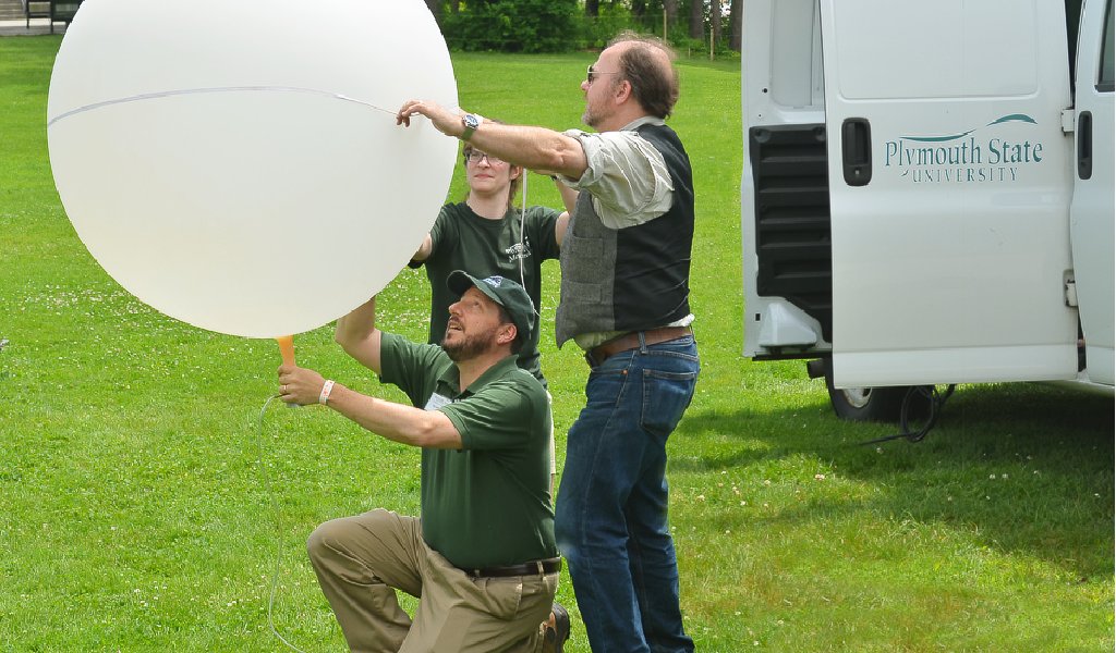 ✨ #NewHampshireSpaceGrant 🚀 supports high altitude ballooning! 💯 Get involved! 🎈 🌠: nhsgc.unh.edu #NASASpaceGrant 🔭 🌐: spacegrant.org 👩🏿‍🔬 #Research 📚️ #Fellowships 🧑🏼‍🏭 @NASAInternships 👩🏿‍🚀 #Scholarships 👩🏿‍🎓 #STEM 🔬 @PlymouthState 📸: #NHSGC