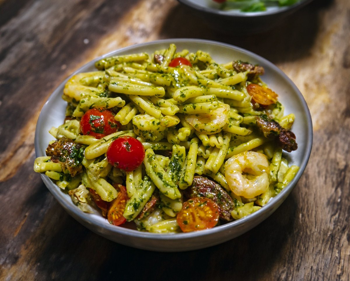 GoodFoodKitchen's tweet image. Weekday #pasta dish: Casarecce, tossed with shrimp, garlic, chilli pepper, and garlic, then taken to another level with the rich, slightly nutty, smoky flavour of Iberico chorizo and a homemade kale pesto. Topped it off with grilled cherry tomatoes - bursting with flavour! 🍝🍤🍅
