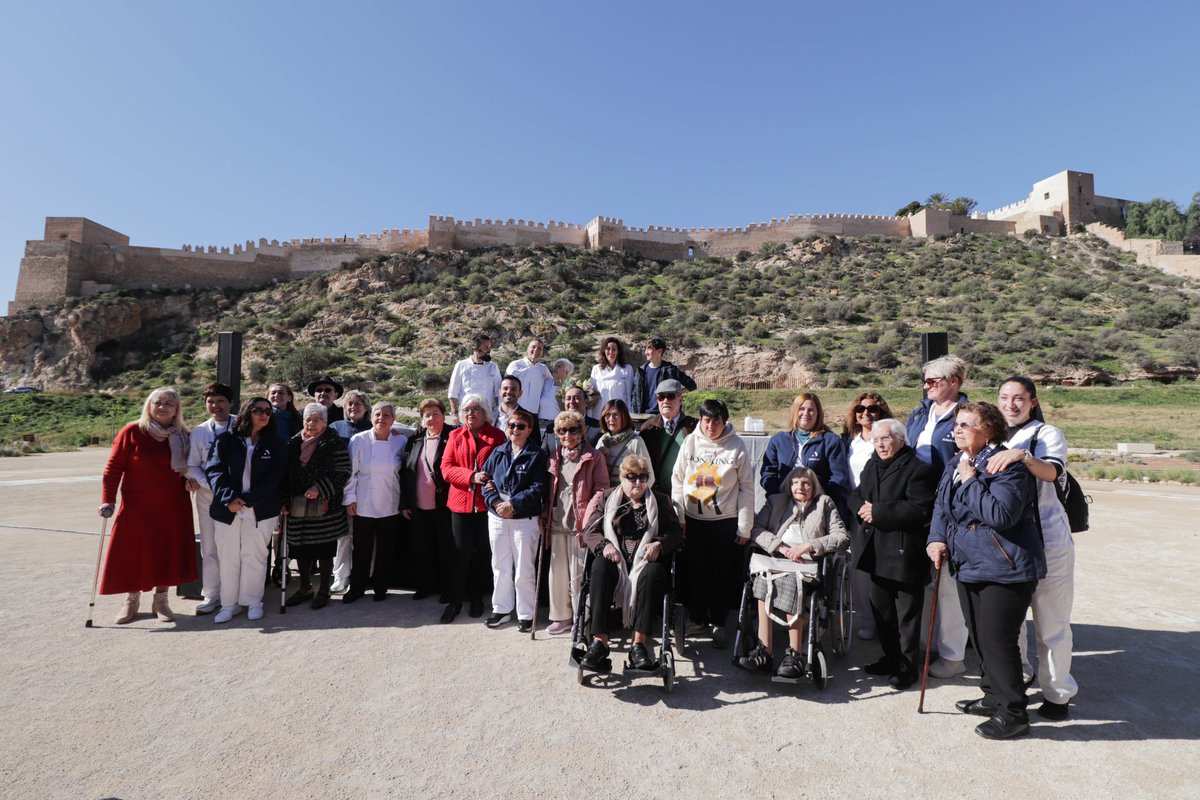 👩‍🍳Las vivencias de las personas mayores son un tesoro que debemos conocer todos. Plasmarlas en un libro de recetas es un lujo. Y cocinar de la mano de Genoveva, que hoy cumple 80 años, no tiene precio.

Así es “Saboreando dulces recuerdos”, el recetario de 30 usuarios del SAD.