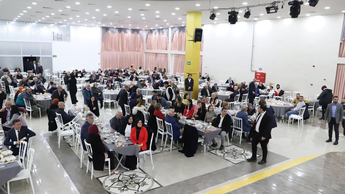Ramazan-ı Şerif’in ilk iftarında “Geçmişten bugüne teşkilatımızda görev almış yol arkadaşlarımız” ile birlikte orucumuzu açtık. Birliğimiz beraberliğimiz daim olsun🤲🏻