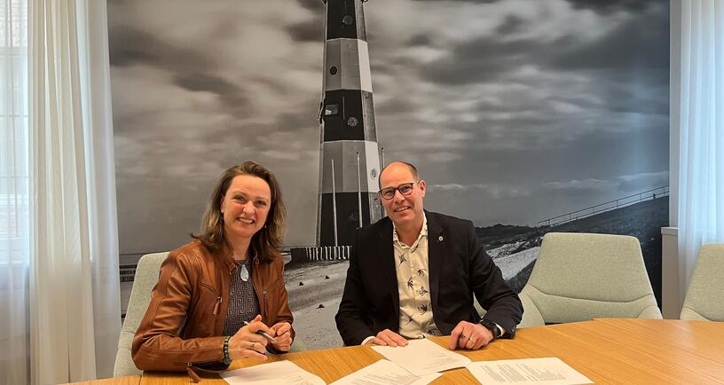 provzeeland's tweet photo. PERSBERICHT | Provincie Zeeland en @Rijkswaterstaat  hebben een samenwerkingsovereenkomst getekend om een geïntegreerde uitkijk- en radartoren te realiseren op de panoramaheuvel in de Hedwigepolder.

➡️ https://t.co/aWIQnitUra https://t.co/fRtXfCF0y8