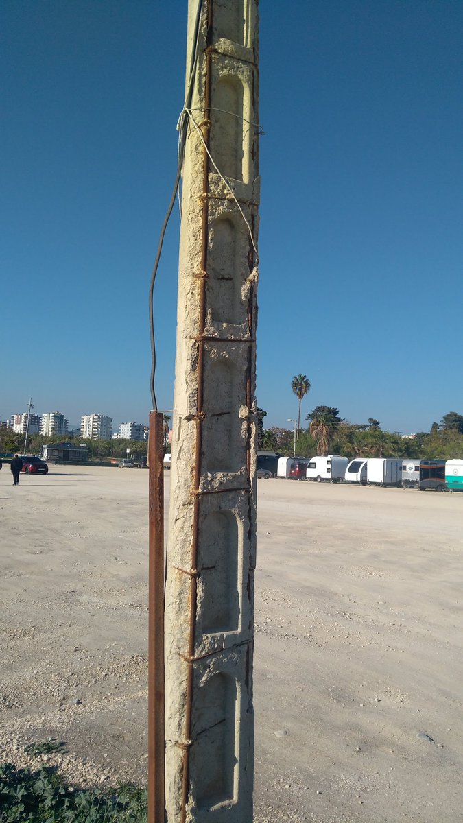 Halil24698912's tweet photo. #toroslaredaş
#mersinvaliliği
#mersinbelediyesi
MERSİN Mezitli taşkıran mevkiinde karavan Park alanındaki elektrik direkleri aşağıdaki resimde görüldüğü gibi beton direkleri içindeki demirler görülmekte. Bu nedenle tehlike arz etmektedir. İlgililerin dikkatine. https://t.co/JEsDi259CN