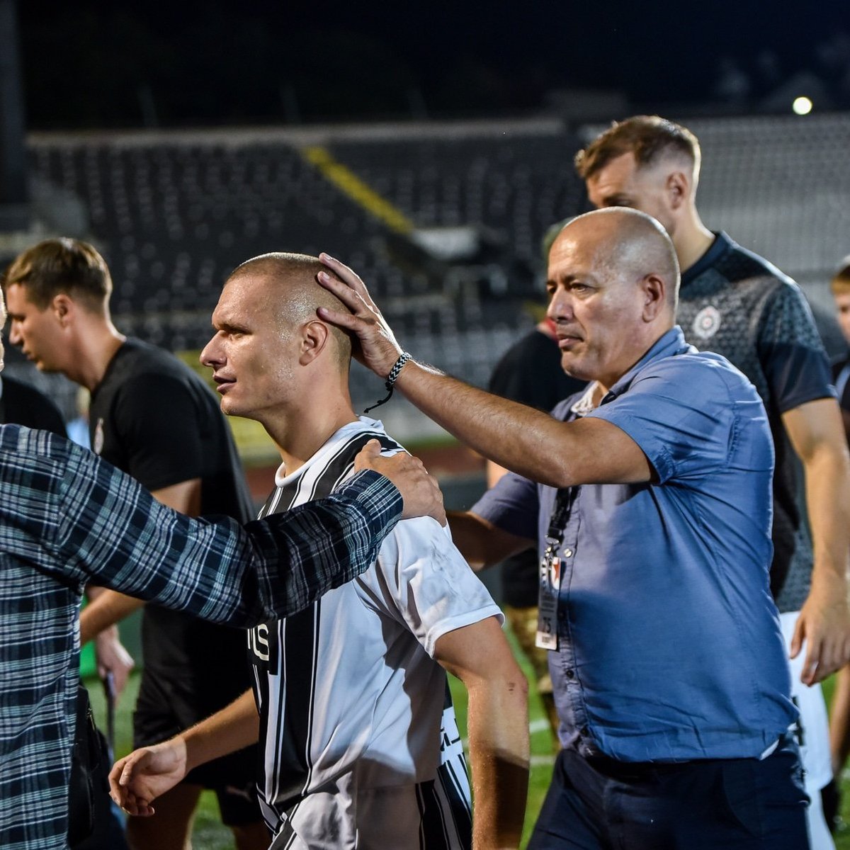 youtu.be/ppyFL7JbhFs?si…
Doktorat Ognjena u uvodnih 6,5 minuta! Sve crno na belo!🖤🤍☝️👌🙌 
A mnogo mi je drago da je ugostio baš brata ćelavog 😁, koji je izbriljirao u subotu, a imao je užasno težak zadatak protiv tako paklenog igrača kao što je Bukari! 💪🔥