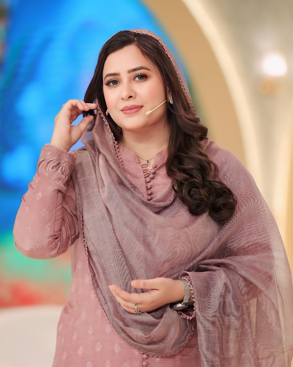 ShowbizAndNewz's tweet image. Gorgeous @RabiaAnumm from First Sehri transmission #RamazanPakistan on #PTVHome ❤️